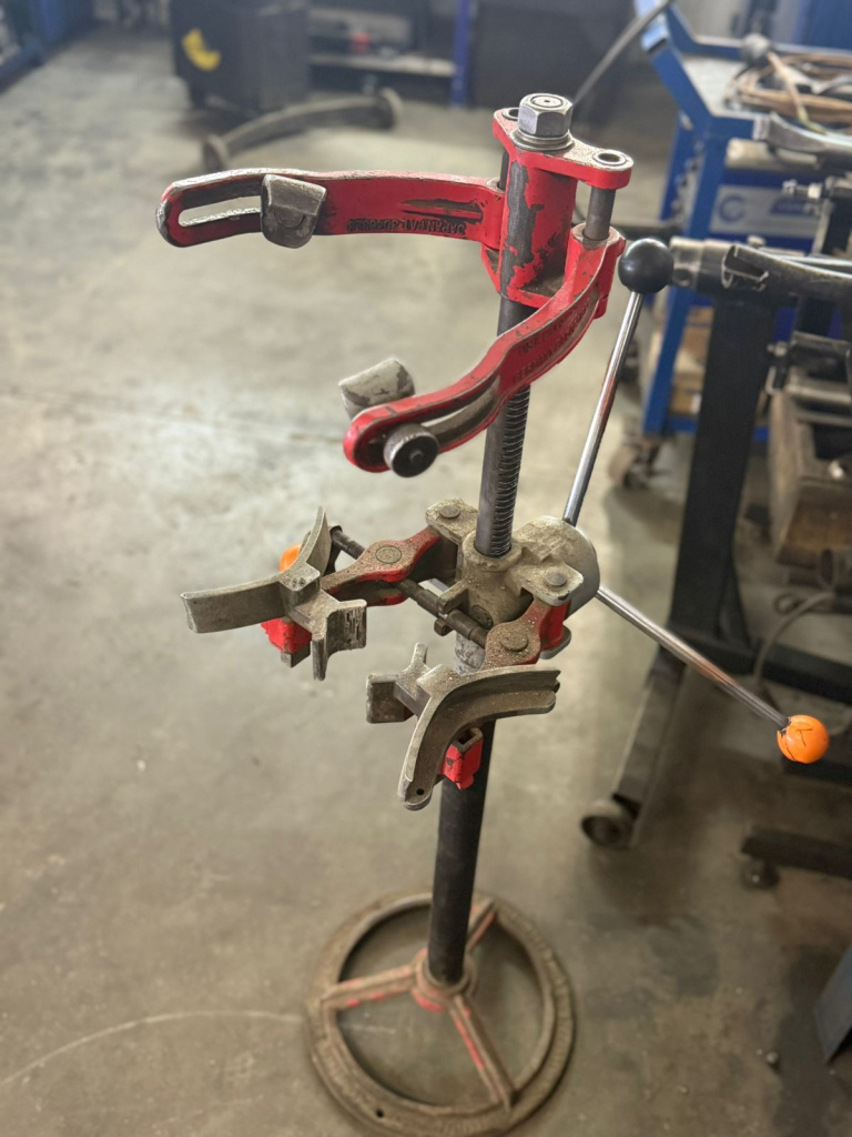 приспособление для стяжки пружин